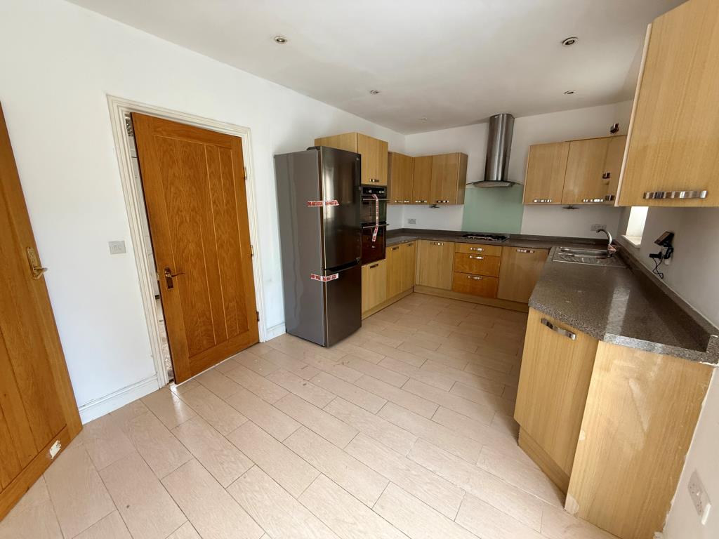 Lot: 67 - THREE-BEDROOM TERRACE HOUSE - Kitchen with fitted units